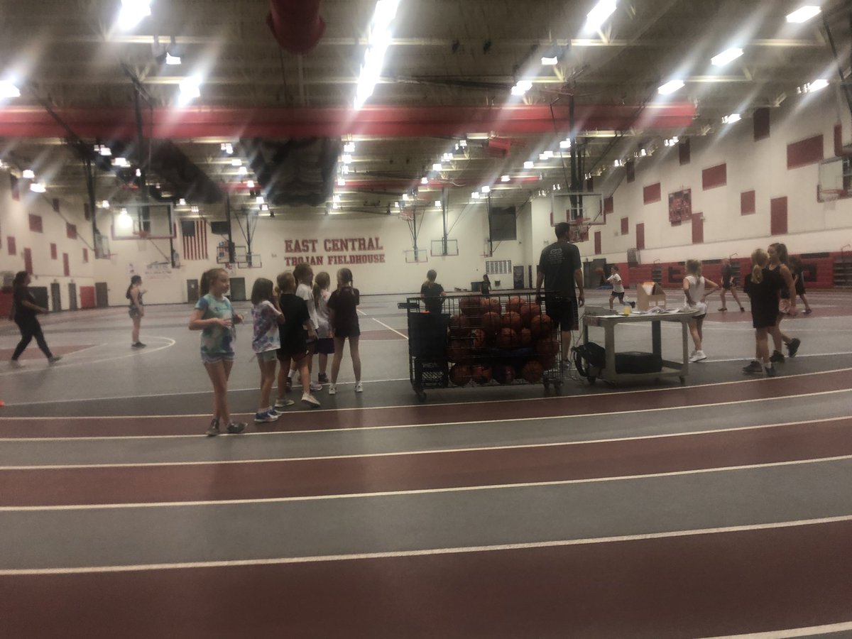 Nice turnout for the Free Youth Skills Clinic tonight.  Over 30 kids in the gym working to get better! 

Two more Mondays!  Just show up and be ready to work! 

Big thanks to Asst. Coaches, @ashaver13, @spikebaker26, MS Coach -Kelsey Tippitt, and current player, Bailey Ensinger! https://t.co/1L1X7vZUCC