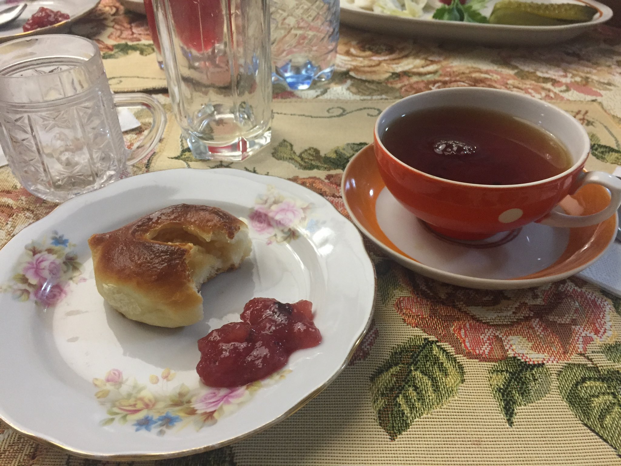 あこ0405 ロシアンティー 日本ではジャムを紅茶に入れて飲む飲み方のように言われてますが ロシア では違います 濃いめの紅茶にジャムを添えてジャムを食べながら紅茶を飲むようです 私が飲んだ時はジャム以外のデザートも出てきました ロシアでロシアン