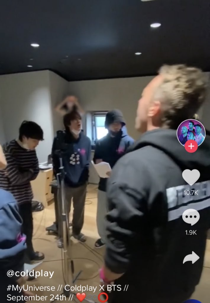 bts_megu613's tweet photo. BTS CREW                    COLDPLAY
후드 입은                           후드 입은                
크리스마틴                       방탄소년단 https://t.co/Y5MixSik78