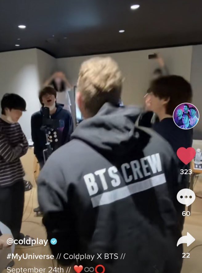 bts_megu613's tweet photo. BTS CREW                    COLDPLAY
후드 입은                           후드 입은                
크리스마틴                       방탄소년단 https://t.co/Y5MixSik78