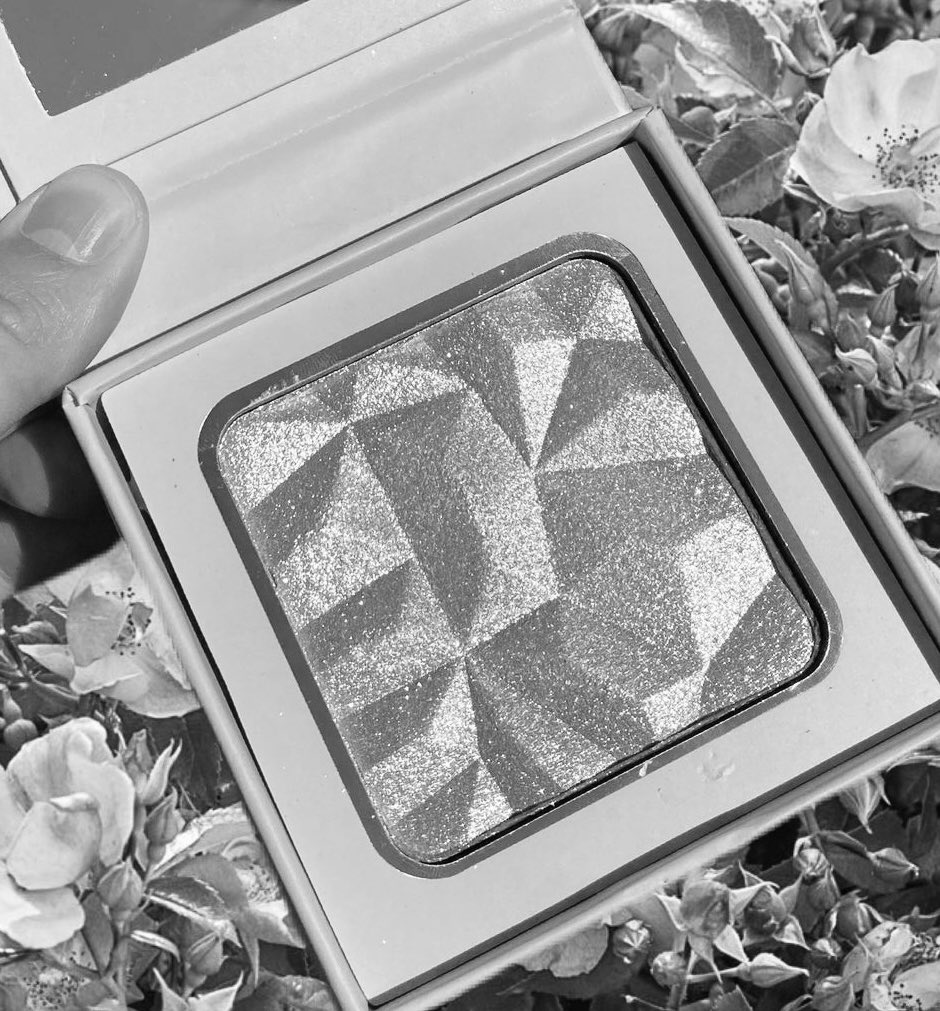 baddiegloss's tweet photo. Baddie Glow highliters coming soon ✨ https://t.co/N9TWa75X5f