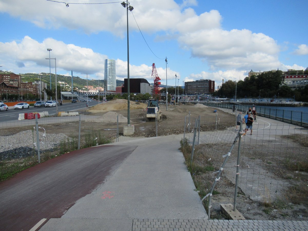 menimenemora's tweet photo. Obras entre puente de Euskalduna y el igualatorio en Botica Vieja @IGaribi @txipitxene1976 https://t.co/O2kja8UusF