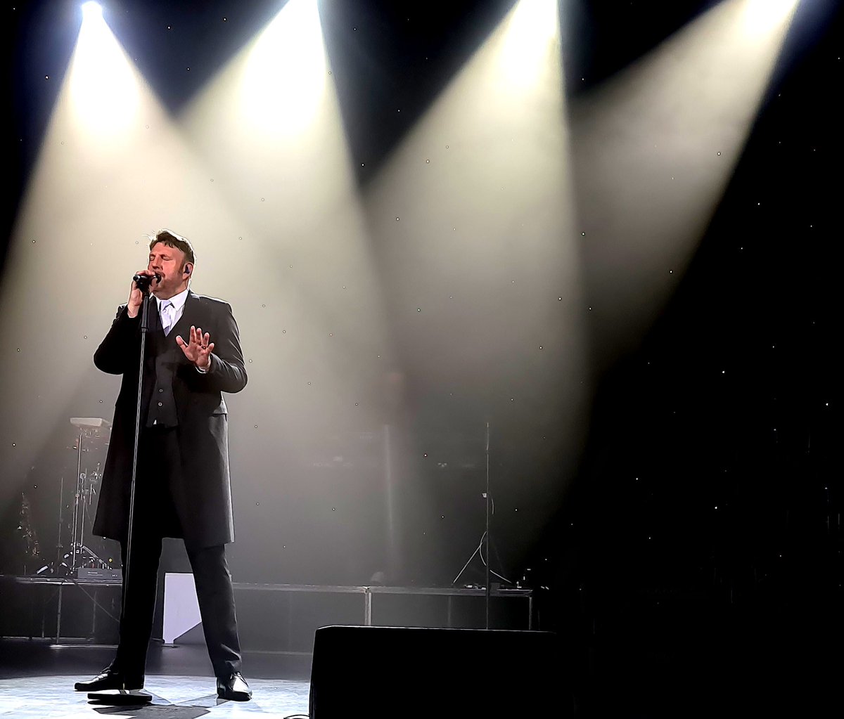 LeeJamesVox's tweet photo. Performing Through The Barricades with @FromGoldToRio1 @MansfieldPalace https://t.co/ALly0leEUl