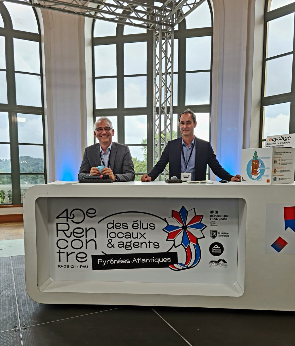 📍Salon des élus à Pau
♻️ <a href="/OrangeNvAquit/">Orange Nouvelle Aquitaine</a> et l’Association des Maires et Présidents de Communautés des Pyrenées-Atlantiques s’associent pour une vaste opération de collecte et recyclage des mobiles usagés  dans les Mairies du département #digitaldurable 
 <a href="/EmmausInter_fr/">Emmaüs International</a>