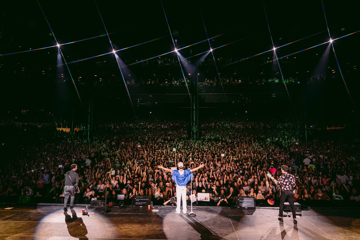 jonasbrothers's tweet image. That was a hot one in Chicago! You all looked so beautiful last night. Thank you for another incredible night on the #RememberThisTour!