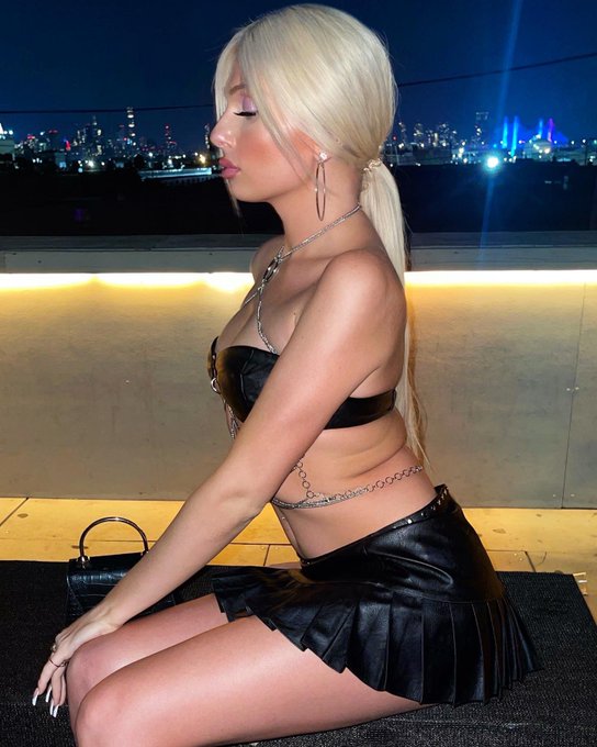Saturday night 🖤 https://t.co/T5zMuOUa1O