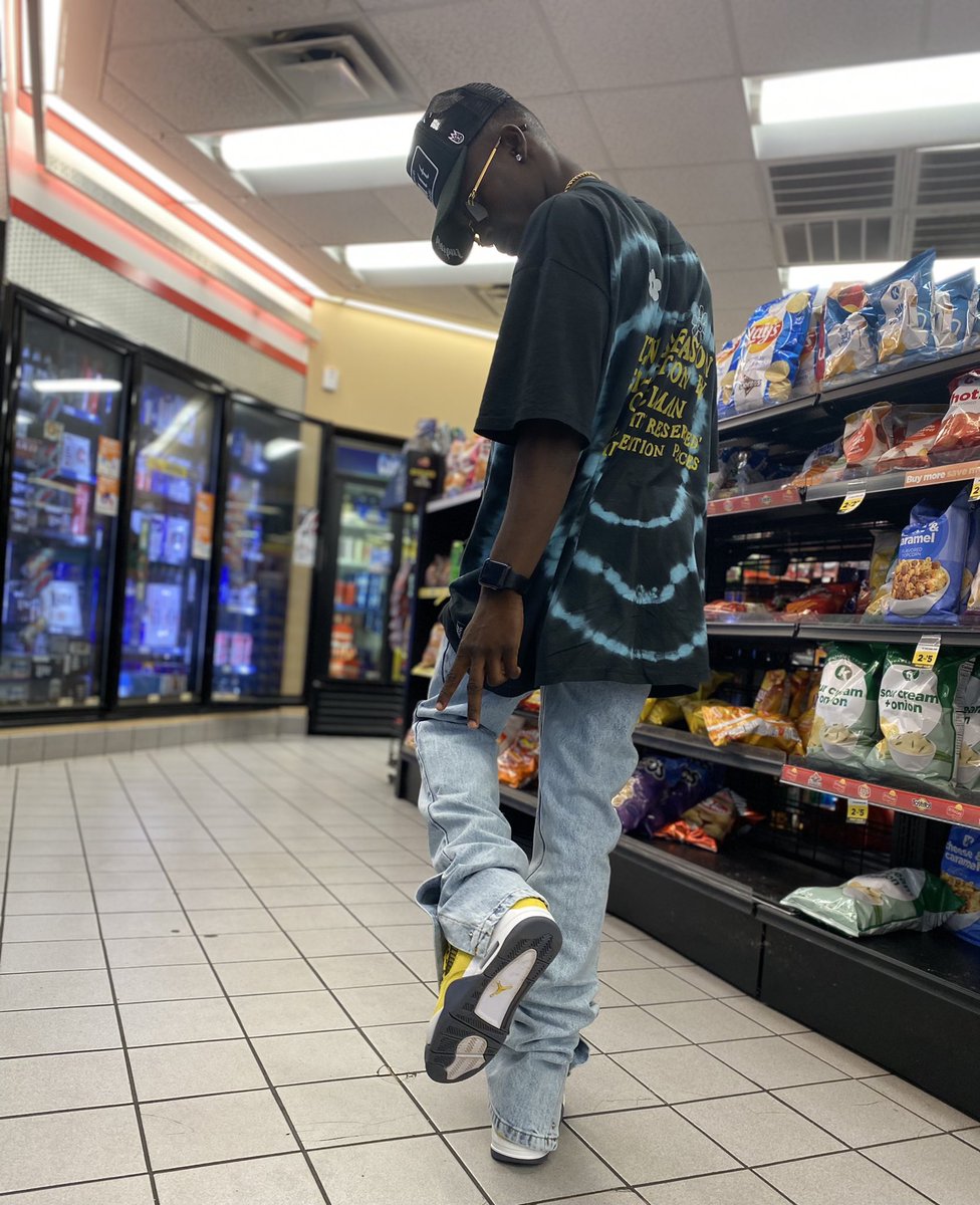 _iamundefined's tweet photo. a stylist can’t even style me 🥂 #ASUTwitter https://t.co/r19dA6fcxy