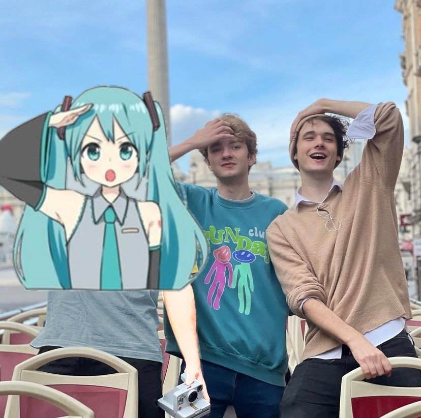 oopsiesdeactive's tweet image. omg guys I can't believe my favorite duo met the most famous international celebrity Hatsune Miku
