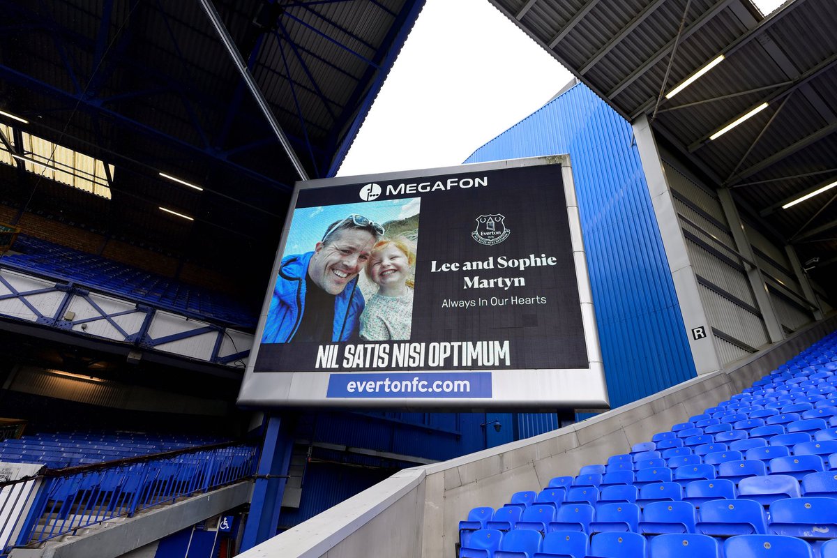 Everton's tweet photo. 43' Both sets of supporters applaud in tribute to Evertonians Lee Martyn and daughter Sophie, who were tragically killed in the Plymouth shootings last month. 

Always in our hearts. 💙 https://t.co/tWSQyJw8t0