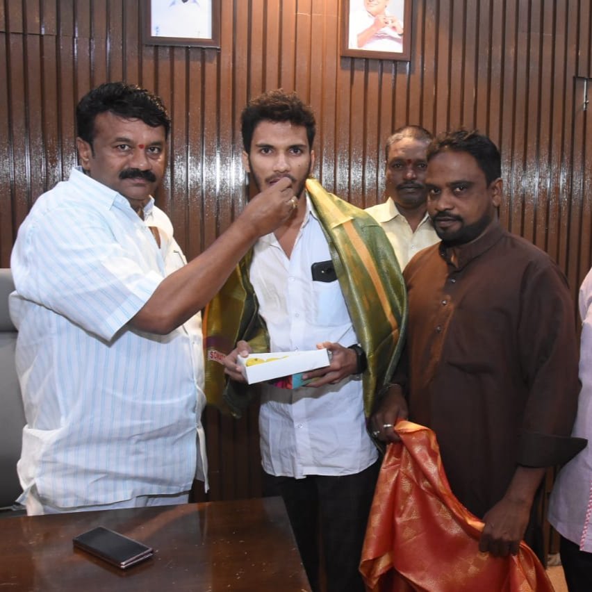 YaseenQuraishi's tweet photo. Met &amp; Took the Blessings Of Minister #Talasani Uncle On My Birthday At His Residence.

#YaseenQuraishi #Telangana #TRSParty #MLA #Talasani #11thSept https://t.co/KCZKfIGzd6