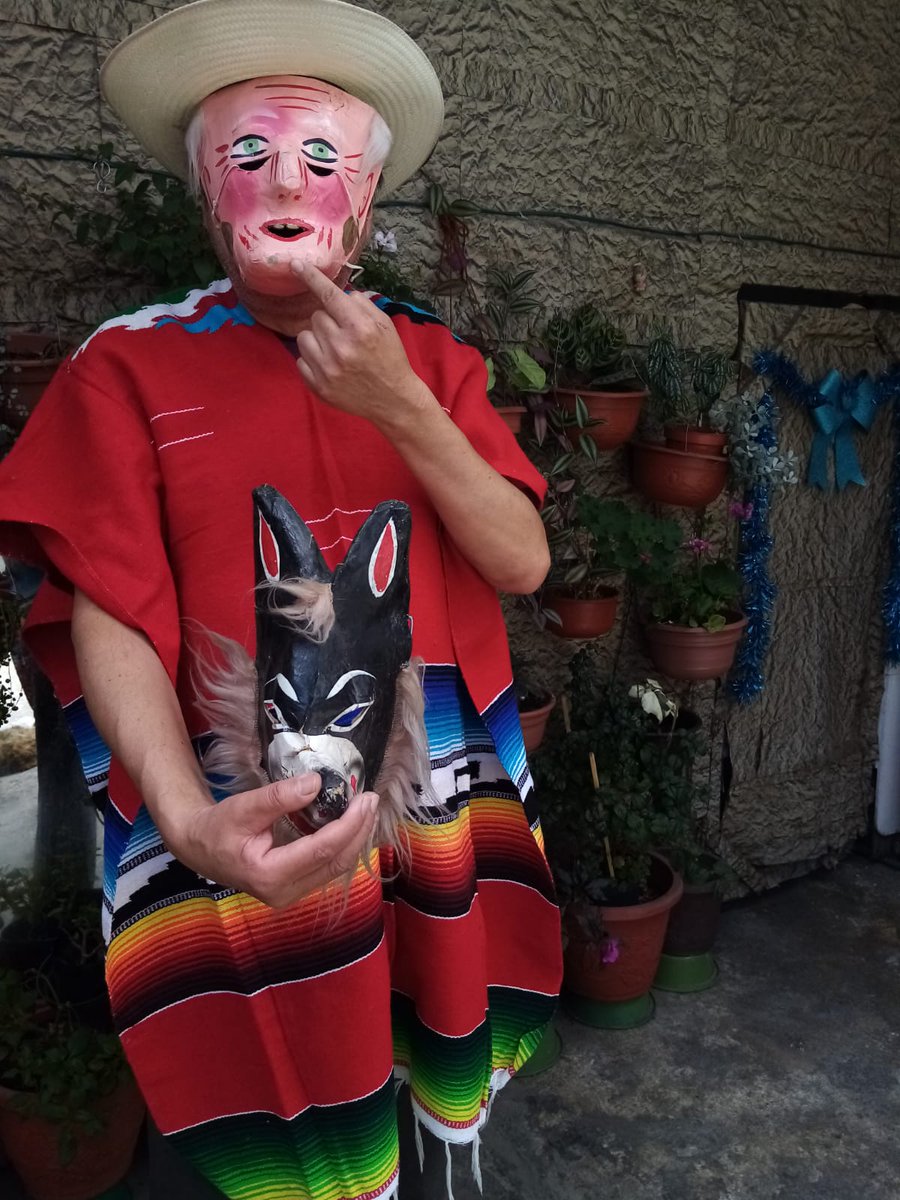 JorgeBu91322821's tweet photo. Siguiendo el #retomespatrio #encasa @EmbaMexQatar  
Máscaras de cartón de los años 60 y sarape de Saltillo de 2000 🇲🇽🇲🇽🇧🇭🇧🇭 #mascaras #artesania https://t.co/9o3655gJbp