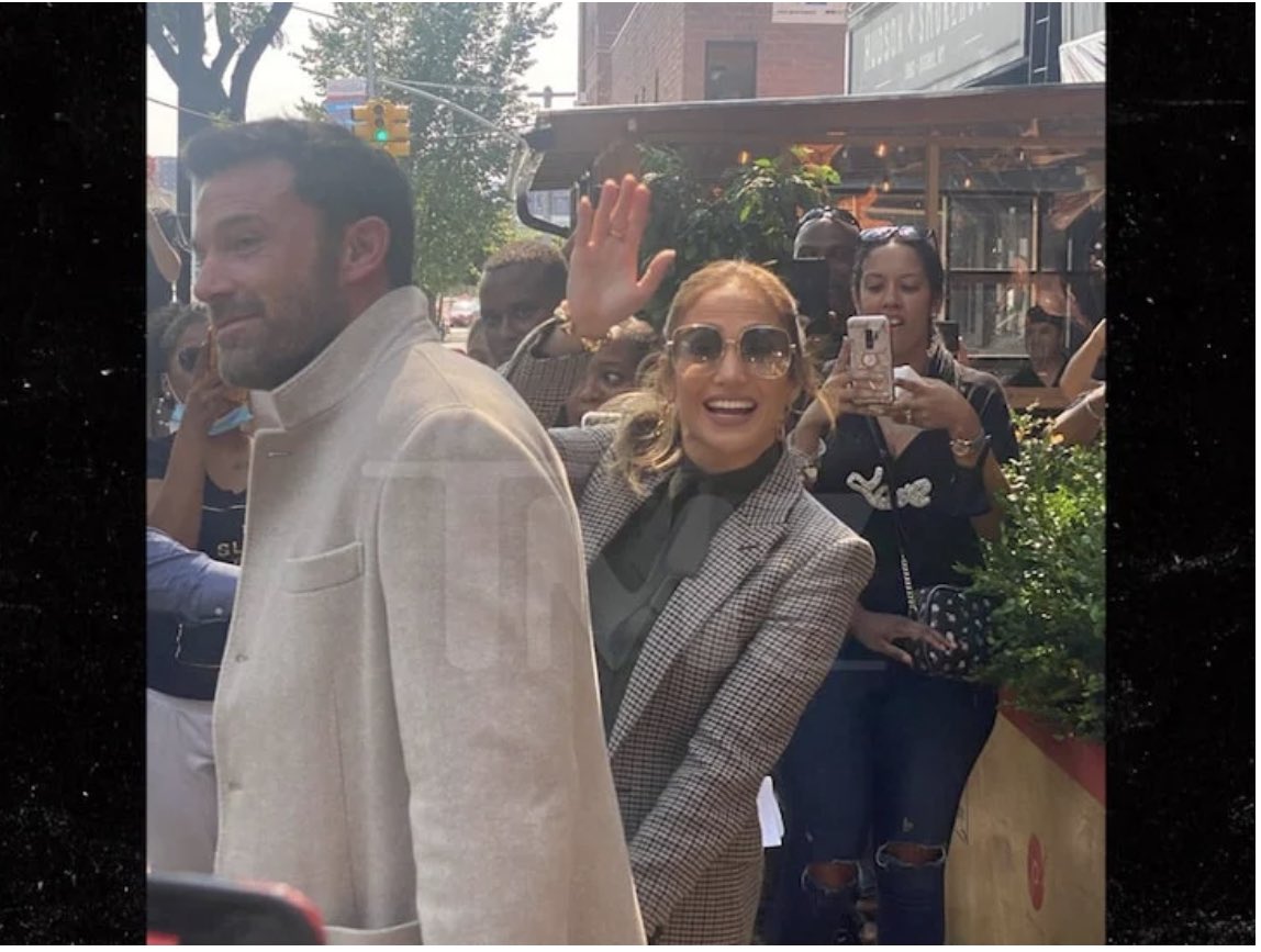 @GoldmanSachs 10,000 Small Businesses Program aims to support MWBE and small businesses across New York including the #Bronx. Thanks to our Sister Noelle Santos of the @thelitbar for your commitment and leadership and inviting Bronx Native @JLo and @BenAffleck to the BX! 🙅🏾‍♀️