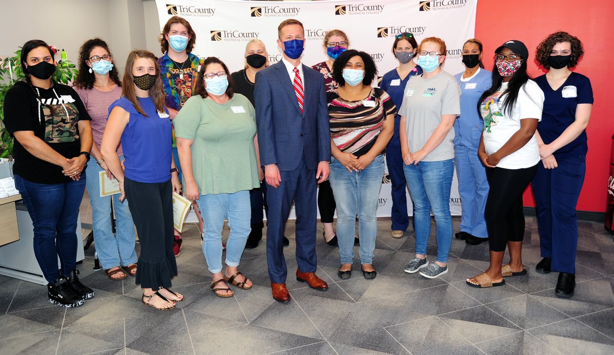 TCTCPrez's tweet photo. Today I hosted an ice cream social to celebrate students who made the President's List this past spring and summer. Congratulations to these students (and many more not pictured) on their academic achievement! #TCTCStrong https://t.co/zxKvl0PtVu