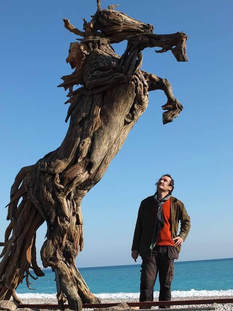 Antalyalı sanatçı Adnan Ceylan, Manavgat yangınınında yanan ağaç ve dalları kullanarak 4,5 metre uzunluğunda, 250 kilo ağırlığında, şaha kalkmış at figürü yaptı…Ceylan, bu eserin yangın sonrası doğanın uyanışını simgelediğini kaydetti… Nasıl buldunuz?