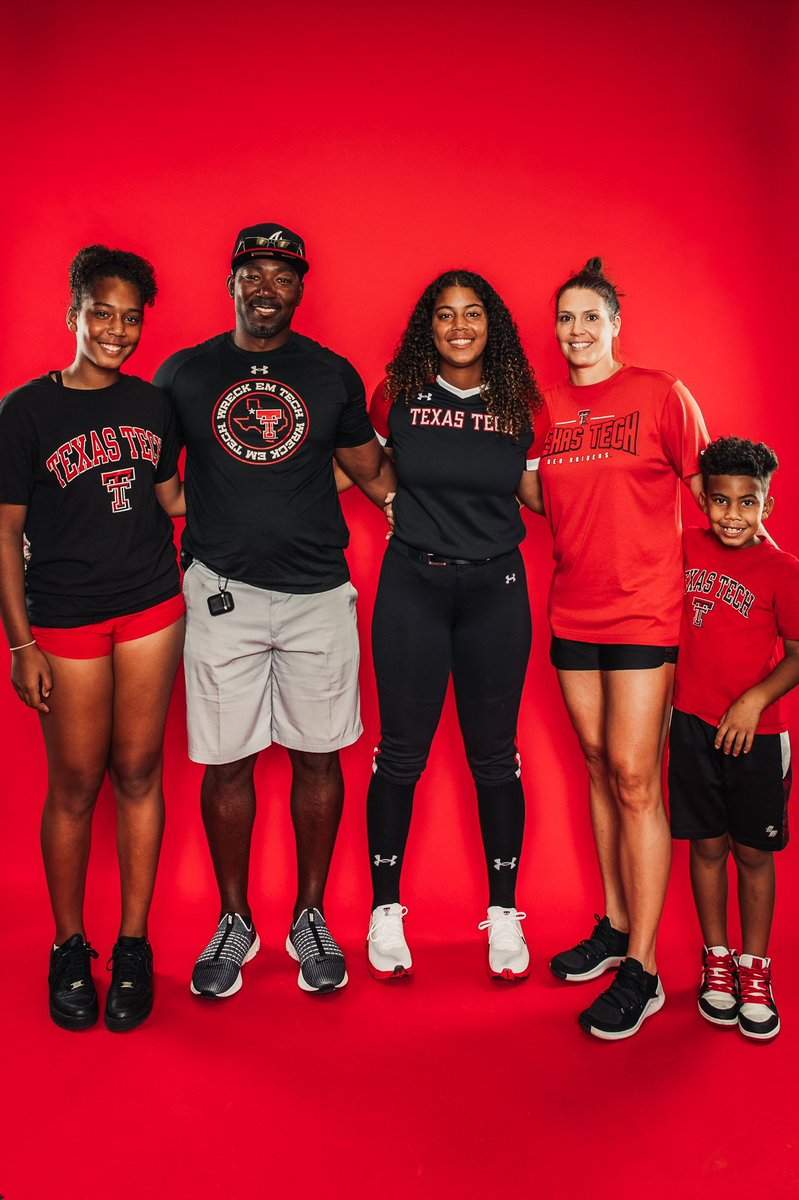 DeeMcClarity_8's tweet photo. What an amazing weekend! The official visit did not disappoint! Lubbock is such a great place and all the players and coaches were amazing! Excited to be a part of Red Raider Nation #WreckEm #GunsUp 🖤❤️🖤 https://t.co/ik3iUtfc0G