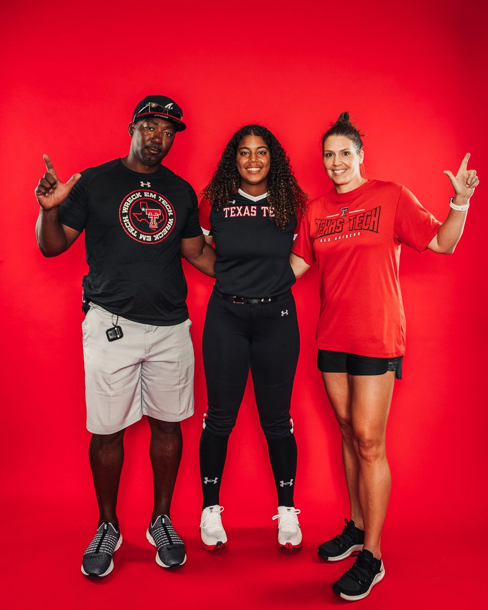 DeeMcClarity_8's tweet photo. What an amazing weekend! The official visit did not disappoint! Lubbock is such a great place and all the players and coaches were amazing! Excited to be a part of Red Raider Nation #WreckEm #GunsUp 🖤❤️🖤 https://t.co/ik3iUtfc0G