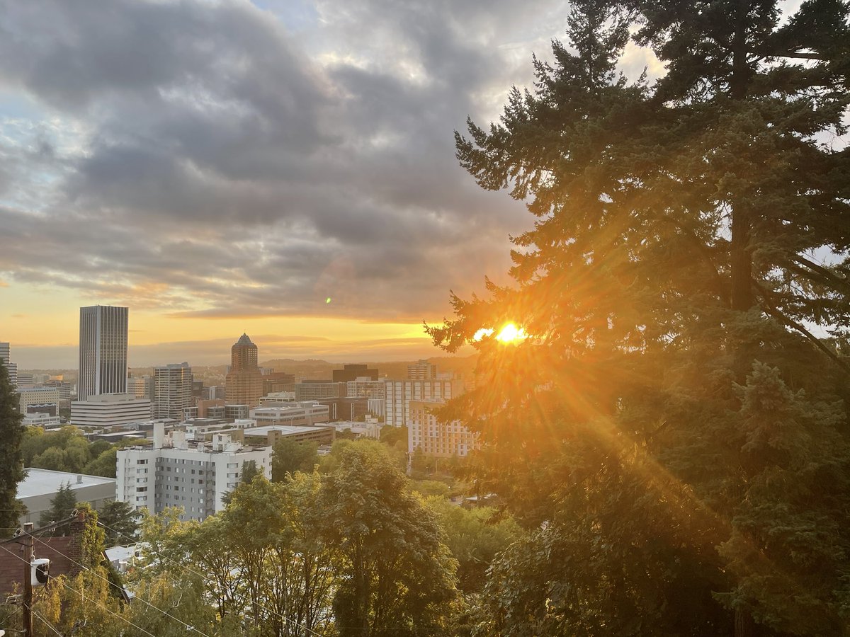 megdpowers's tweet photo. Monday Vibes
#monday #MondayMotivation #mondaythoughts #MondayMorning #MondayMood #Portland #oregon #pdx #sunrise #sunrisers #nature #city https://t.co/QXpNEl1CUx