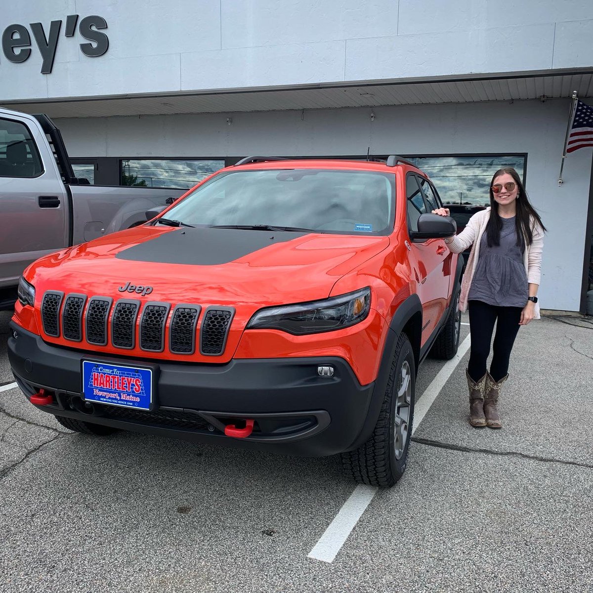 BrittanyCote94's tweet photo. Been working for this since I’ve been a Jeep girl and now I’m on Jeep number 3 (for Dale 😆) and I finally got my Trailhawk today y’all!! I’m proud of myself for this accomplishment. 🧡😍 #jeeptrailhawk #jeepgirl #offroad4x4 #maine #mainelife #3fordale #spitfireorange https://t.co/pMIDrryj4S