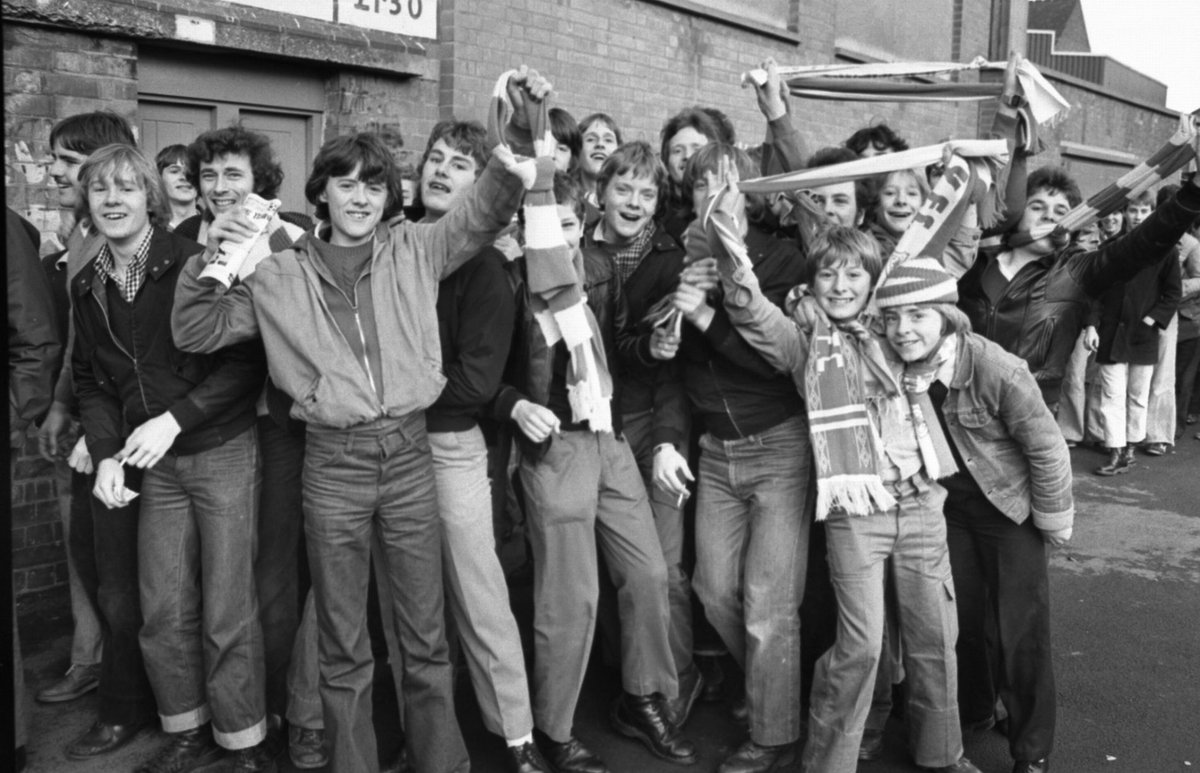 #FilboFever 🦊 #LCFClows

Jan 1980: This motley crew are all smiles ahead of our 3rd round #FACup tie against #HarlowTown. They wouldn't be smiling three days later...

#LCFC