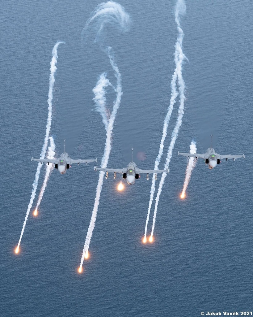 jakub_vanek's tweet photo. The Sweden AF Gripens formation with flares behind the Skyvan photoship over sea ner Gdynia airport. Photoflight organized by Aviation PhotoCrew.
#aviation #avgeek #aviationphotography
#jas39gripen #saab #gripen #closeformation
#formation #swedenairfor… https://t.co/653unW1izv https://t.co/cf4KhS78eG