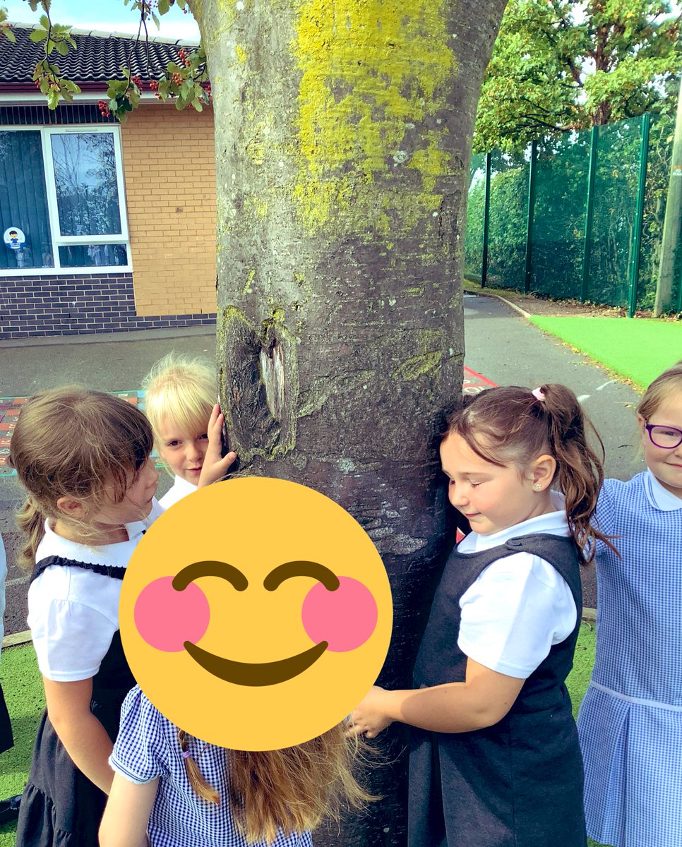 Dodgson_SMCA's tweet photo. In Science, Y1LD and Y1SB had a great time investigating the materials that could be found in our environment. The children were able to distinguish between objects and the materials that they were made from. 🔍#youngscientists #everydaymaterials https://t.co/FzxGvf35kW