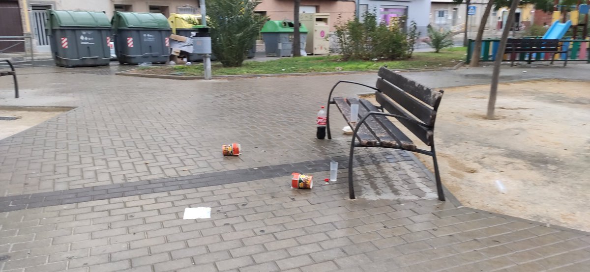 ahellingil's tweet photo. @BlancaDVA @AytoMurcia Pues esta misma tarde en pleno centro del pueblo, frente al Kebab otro banco igual. Cuanto hace falta hacer cosas con la gente joven de este pueblo, abandonado en actividades culturales y pistas deportivas. https://t.co/toEKPjm1vb