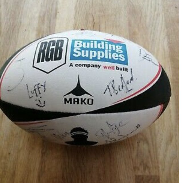 Less than 24 hours to make a bid and get a little piece of history. We admit the boys may have partaken in a beer or 2, before signing, and Eddie Jones was NOT in the building! The rest of the signatures are legit though 😃 #rugby #signedball #exeterchiefs
ebay.co.uk/sch/i.html?isR…