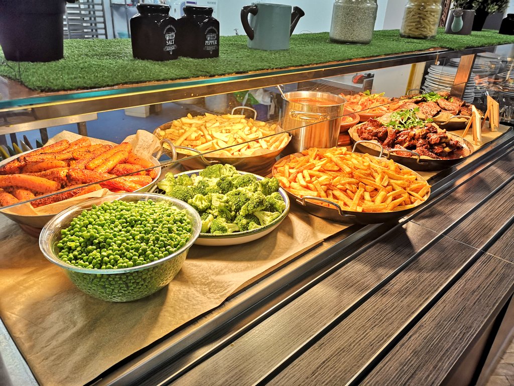 Menu development launch for the @HA_SnrBoardingHouse <a href="/HabsAdamsGS/">Haberdashers' Adams</a> went down a treat and our boarders loved the addition of a daily salad bar and soup station. @misshayleylou86 <a href="/chefbrewster/">Gary Pyatt</a> #teamwork @Academy_Food_UK @ServestFoodCo <a href="/AtalianServest/">AtalianServest</a> Well done to all involved 💯%👏