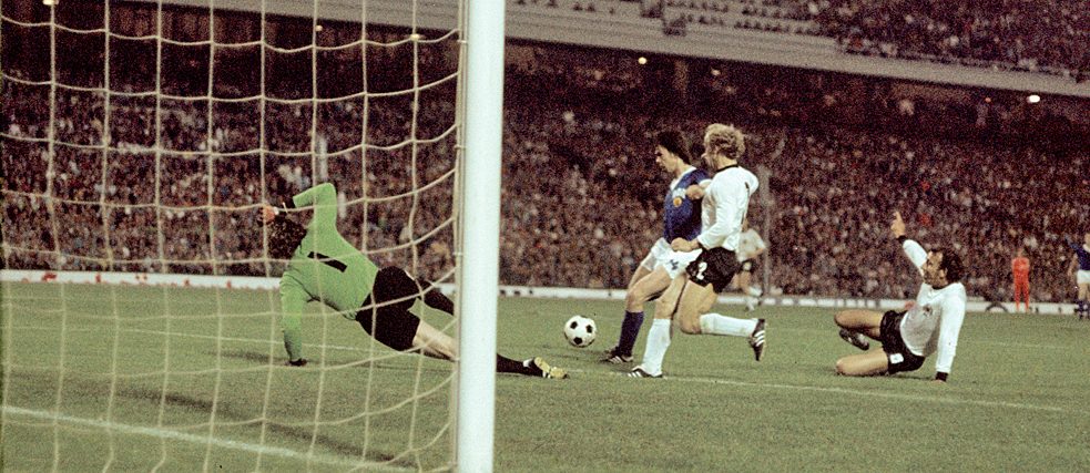 CopaLendas's tweet photo. Jürgen Sparwasser, Alemanha Oriental 🇩🇪.
Copa do Mundo de 1974, Alemanha Ocidental.
6º lugar.
1 gol, 6 jogos.
#sparwasser #DeutschlandDDR #worldcup74 #copa74 #fifa #legende #ddr #WeltmeisterderFreundschaftsspiele #dfv #volksparkstadion #einkampfzwischenbrüdern #panini #gdr https://t.co/D6T44PbOPo