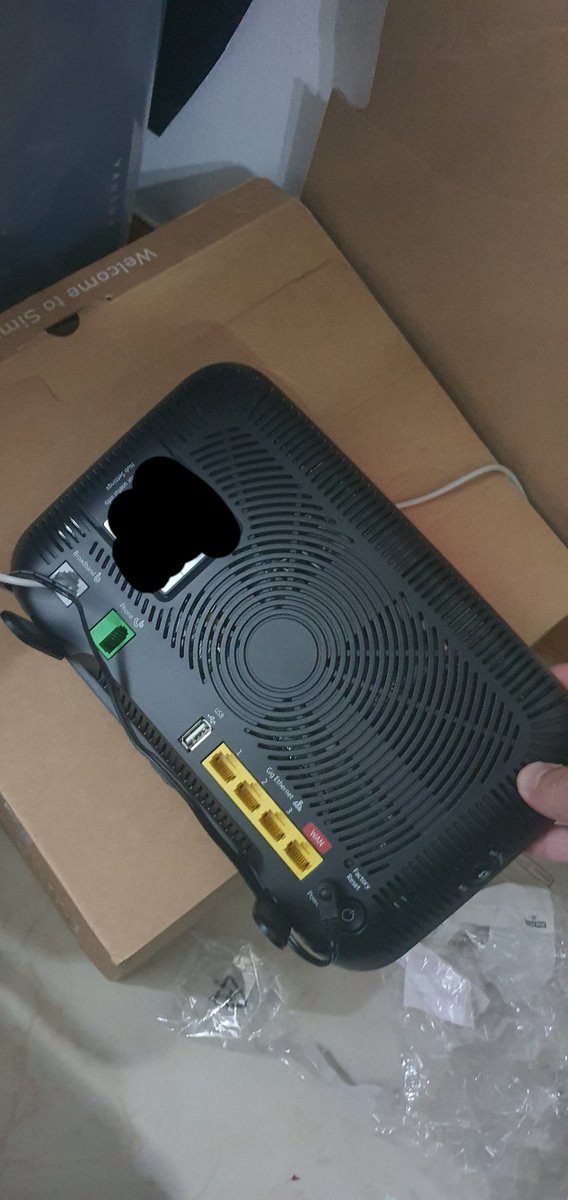 adamjamesgee24's tweet photo. @bt_uk after 3 weeks without fibre that I've ordered and paid for I'm still without it. Your engineer came round, and plugged the router in, leaving the rubbish and not installing the fibre. Here's a diagram of the fibre set up vs what your engineer did today. Good work 👍 https://t.co/0YXIhloFJZ