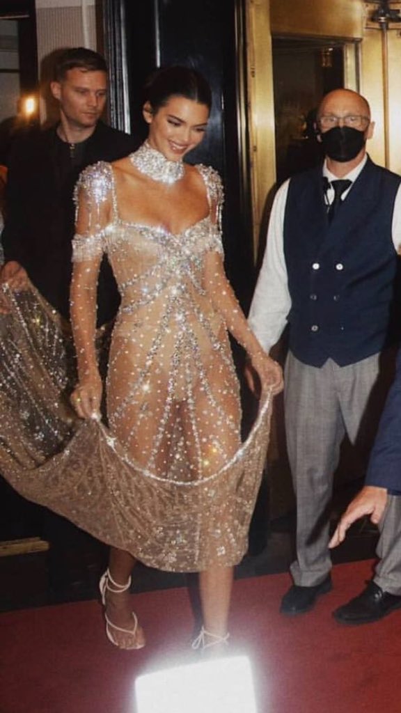 arianasleeps's tweet photo. KENDALL JENNER OH MY #MetGala2021 https://t.co/4KucN6tuXC