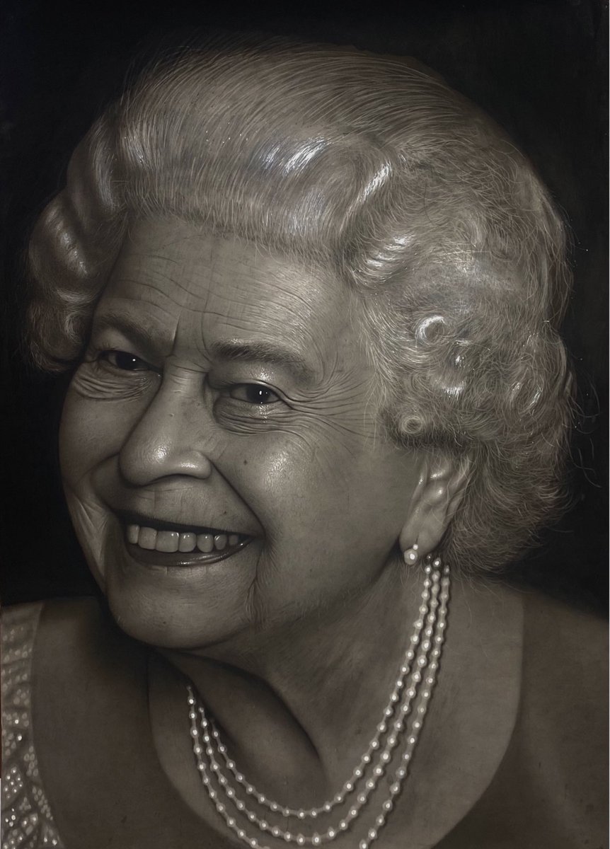 I drew the Queen Of England with charcoal pencils on paper under 150 hours on board. 

Kindly RETWEET.

QUEEN ELIZABETH ( @RoyalFamily ). 

#mayor_artz #figurativeart #queenelizabeth #hyperrealism .