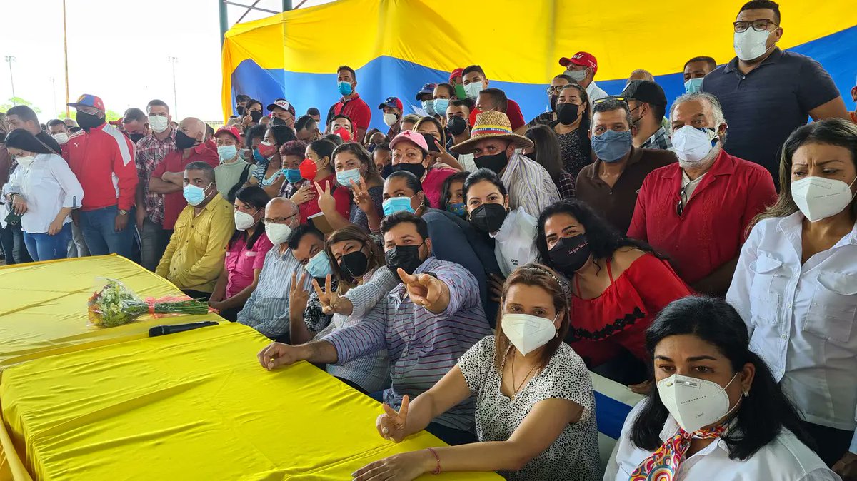 ErnestoLunaPsuv's tweet photo. Recibimos la visita de la ministra del Poder Popular para la Educación, Yelitze Santaella, quien está comprometida con mejorar la infraestructura de los planteles educativos del estado Monagas, como se lo ha encomendado el presidente Nicolás Maduro, para una educación de calidad https://t.co/uLjCKTDHH9