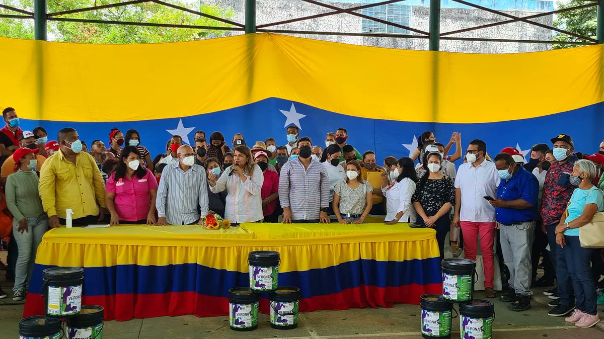ErnestoLunaPsuv's tweet photo. Recibimos la visita de la ministra del Poder Popular para la Educación, Yelitze Santaella, quien está comprometida con mejorar la infraestructura de los planteles educativos del estado Monagas, como se lo ha encomendado el presidente Nicolás Maduro, para una educación de calidad https://t.co/uLjCKTDHH9