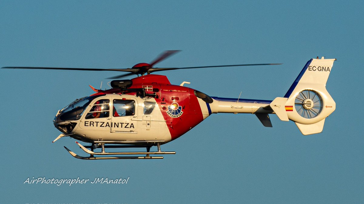 jmanatol's tweet photo. #BuenasNoches
#GoldenHour #HoraDorada con el tan #veterano @AirbusHeli #EC135T1 ,que probablemente no haya otro más antiguo volando, de la @UvrErtzaintza de la @ertzaintzaEJGV acudiendo a @DonostiAir #LESO para repostar y volver a su base en #LEIU
#SAR #aspas #rotor #fenestron https://t.co/6yrDylLMH5
