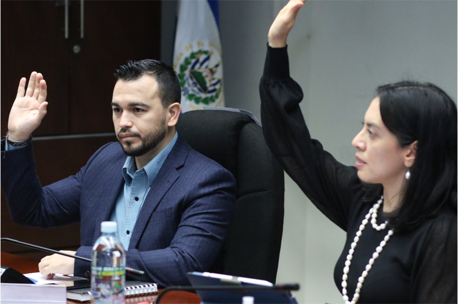 elsalvador's tweet photo. #ElSalvador Diputados de la @BancadaCyan aprueban exonerar del pago del Impuesto sobre la Renta a artistas salvadoreños. La propuesta aplica tanto para las personas naturales o jurídicas, incluidos grupos de arte, teatro, compañías de danza, circo, entre otros. Fotos: cortesía. https://t.co/ovhTEb4Rot