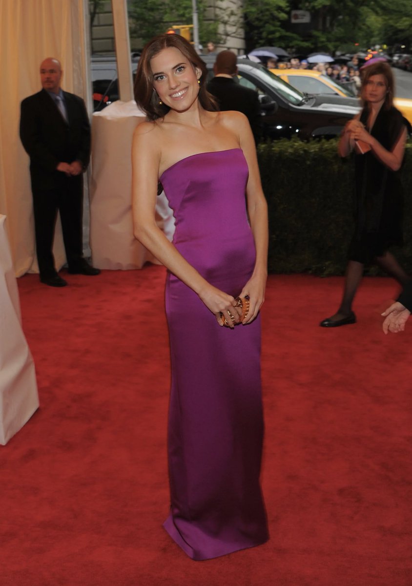 Crazy that it's been almost 10 years since Allison Williams wore this to the Met Gala and someone tweeted it with the caption "San Diego bridesmaid." i will never forget it