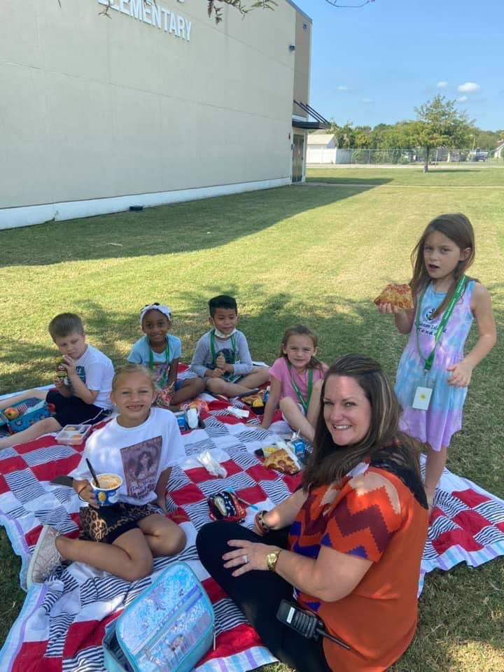EESPRIDE's tweet image. Perfect day for a “Lunch Bunch Picnic” with our counselor, Mrs. Shelton. It is her goal every year to eat lunch with every student at Elkins. We sure do love Mrs. Shelton and all she does for our Elks! 

#weareelks
#emsproud