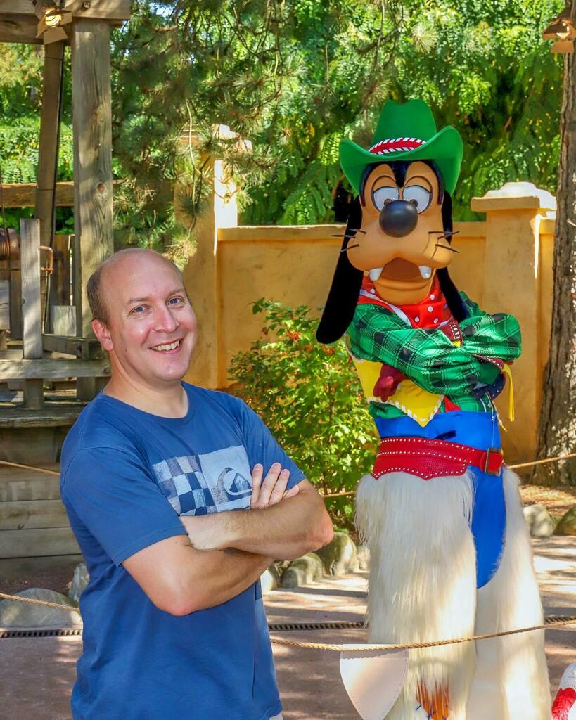 PhotographEars's tweet photo. With the most famous wild west cowboy… Goofy !… Yee Hawww !!!
🤠 
—
#goofy #goofygoof 
@disneylandparis #disneylandparis 
@disneyphotopass #disneyphotopass
#disneycastlife #castmemberlife #dlpcast #photopassphotographer 
#buzzmember #disneyblogger #ph… https://t.co/TxaVnkgOc3 https://t.co/dNvBqPVIya