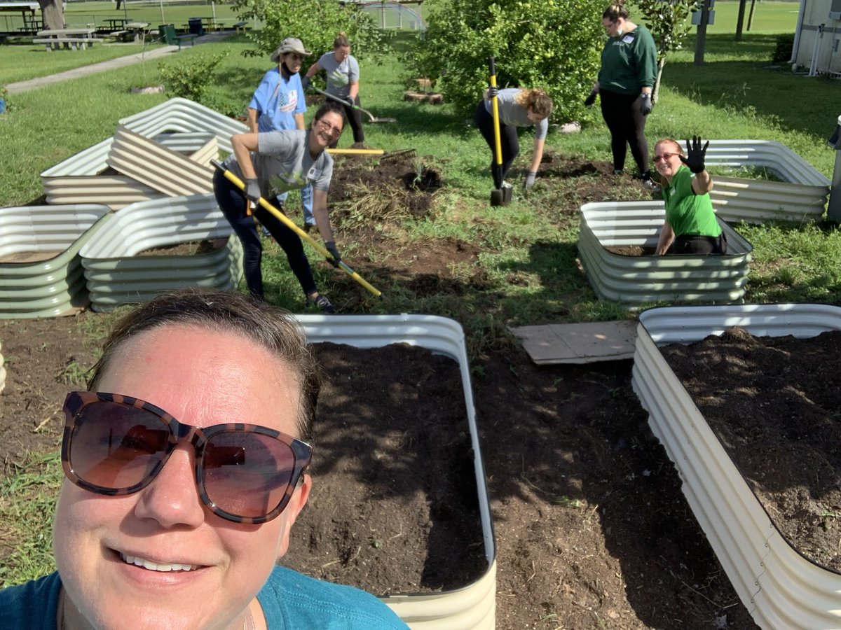 #GardenGnomies @MortElementary are so thankful for <a href="/publix/">Publix</a> volunteers whom helped install the new <a href="/epicgardening/">Epic Gardening</a> raised beds!! Garden club is ready to #plant and #grow <a href="/Fruits_Veggies/">Fruits & Veggies - Have A Plant</a>. #outdoorlearning #schoolgardens #farmtoschool <a href="/TransformHCPS/">HCPS Transformation Network</a>