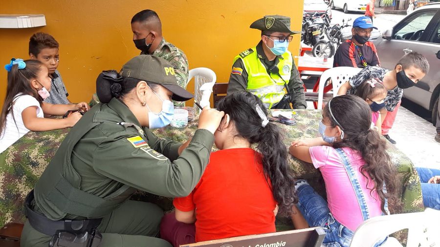 ProteccionPonal's tweet photo. #EsUnHonorSerPolicía con unidades gestores EJERCOL #EJERCOL #ProtecciónInfancia #ProtecciónInfancia se efectuó actividad social en la Plaza la 14, por ser el *Dia Mundial de Lucha contra el cáncer #IbagueVibra. https://t.co/rM6DNXTyPU