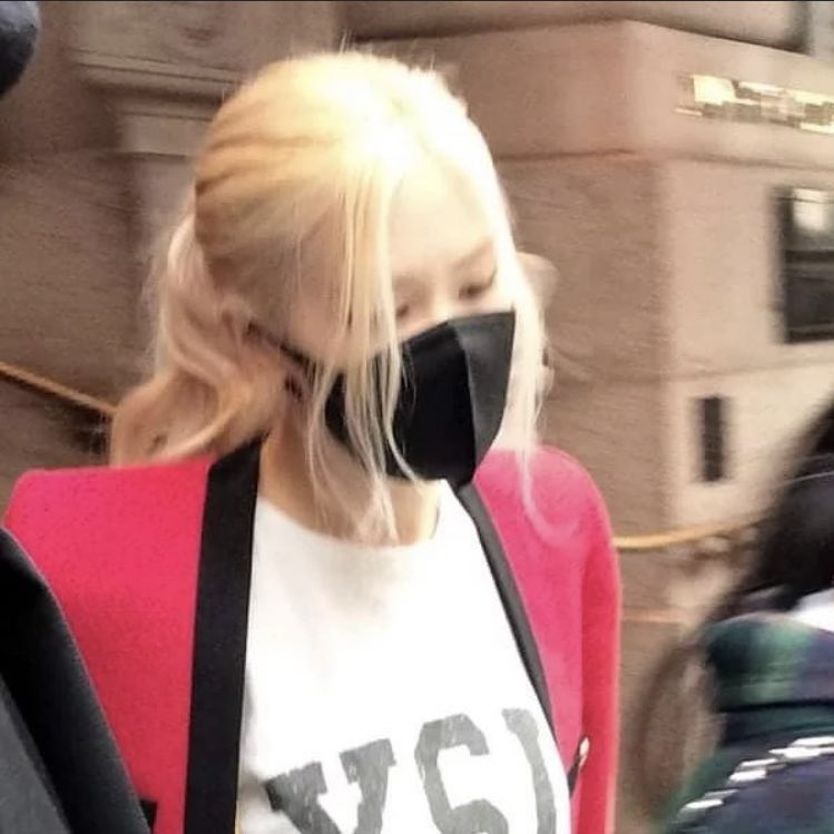 BPINKLATINO's tweet photo. 📸 Otra foto de #ROSÉ en Nueva York.

ROSÉ AT THE MET GALA  #METGALA2021    #ROSÉ
@BLACKPINK https://t.co/0GIwqzWDUR