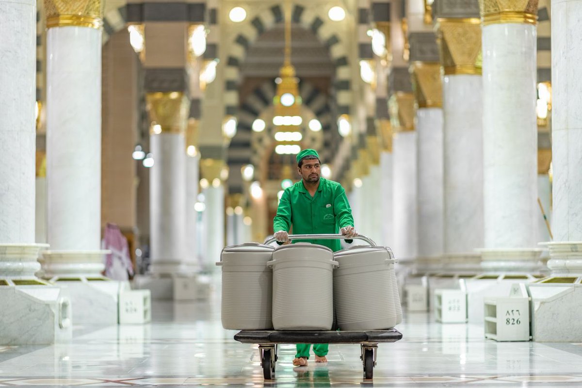 GreyZoneFiles's tweet photo. مسجد نبوی کے تمام حصوں میں صحت اور احتیاطی تدابیر کی پیروی کرتے ہوئے آب زمزم کے کولر واپس رکھ دیے گئے https://t.co/tzLqOLK3S8