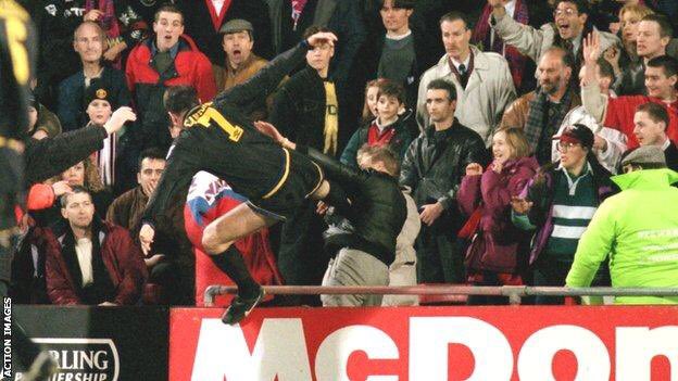 lawrencecg's tweet image. Enjoyed #FeverPitch this evening - Eric Cantona is the best player I’ve ever seen &amp;amp; tonight brought back lots of great memories of those great days. And @BPete1970 was on as well, singing into a baguette. Class! 🔴⚪️⚫️