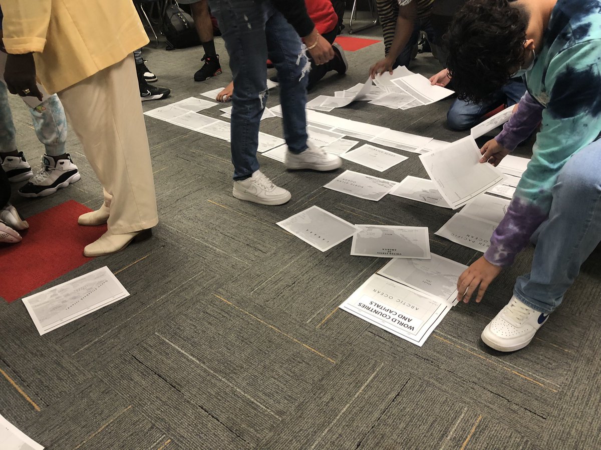 AnderzonHillary's tweet photo. My freshman #APHug and #globalstudies students were amazing at this map activity! The fastest team clocked in at only 10 minutes!! #firstyearteacher #JHS #rockforduniversity #edutwitter #BackToSchool https://t.co/l8voaouX8o
