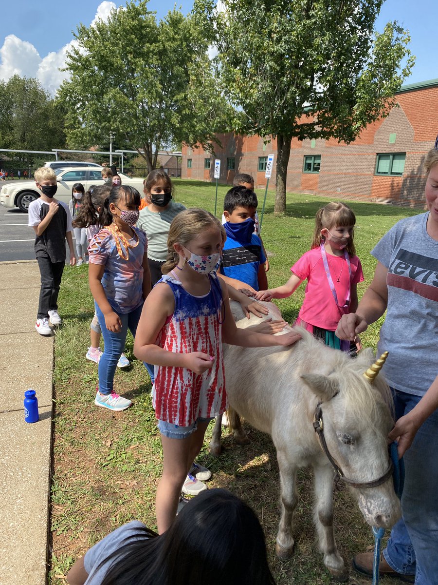 katherinecleary's tweet photo. A wonderful day at Natcher’s Circus. @NatcherElem  Our Sunshine Committee treated us to lots of goodies. #WeRblessed #OurCircusIsBetterThanYours https://t.co/xID2n5OBN2