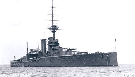 Rich_Ships's tweet photo. 🇬🇧 HMS CENTURION
Devonport Royal Dockyard
#Centurion No. VI - after the Roman Army rank
Laid 16-Jan-1911
Launch 18-Nov-1911
Comm 22-May-1913
Scuttled 9-Jun-1944 as breakwater off #OmahaBeach (P4)
P1 ~1913
P2 w/ 🇬🇧HMS Erin (l) gun practice, 1917 #ScapaFlow
#HMSCenturion https://t.co/zJyJ3c7get