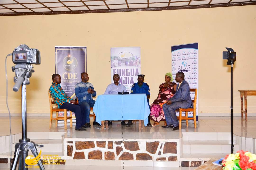 ForEnterprises's tweet photo. #FunguaNjiaVoix #DignitéHumaine #Réformes #Rumonge
Dans notre prochaine épisode à Rumonge,#FunguaNjiaVoice discute les mécanismes de facilitation des échanges et de son impact positif sur le #Burundi grâce à cette frontière ferroviaire.
#LibreEchange #CommerceTransfrontalier https://t.co/Q3tdo3NO9r