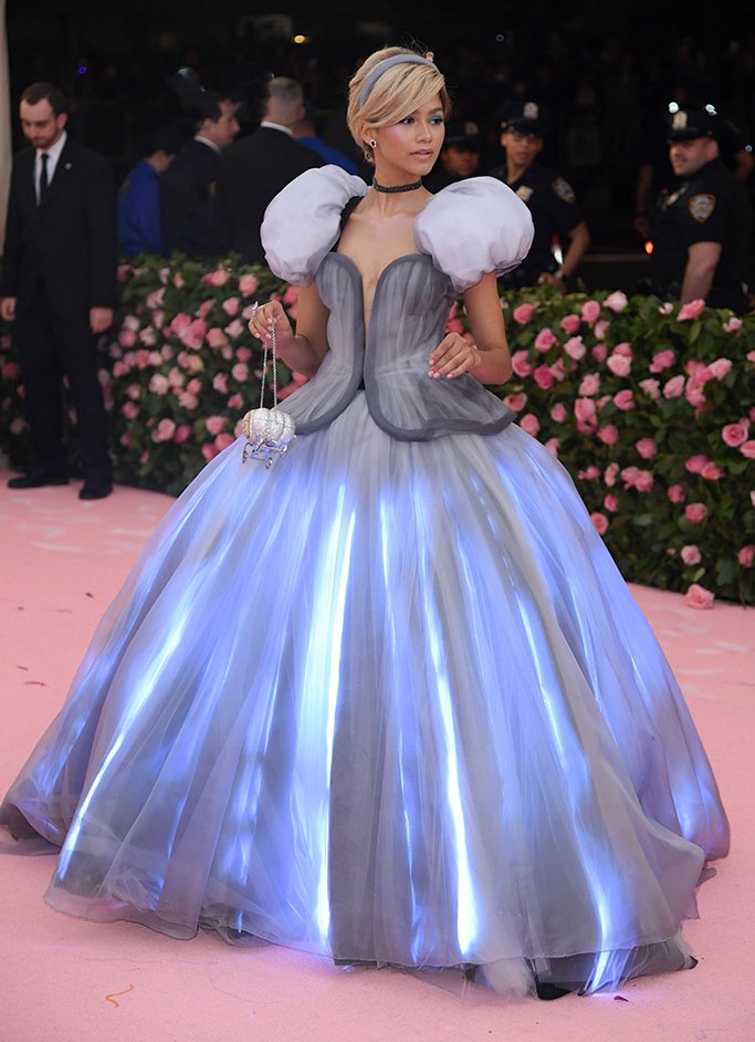 lovingpetermj's tweet photo. this is bad so far so let's just remind ourselves of zendaya #MetGala2021 https://t.co/yyoz7WIC4c