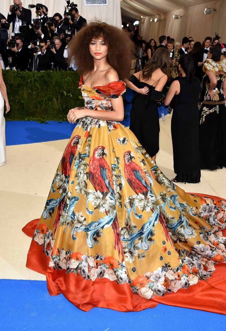 lovingpetermj's tweet photo. this is bad so far so let's just remind ourselves of zendaya #MetGala2021 https://t.co/yyoz7WIC4c